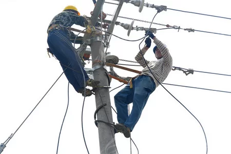 Does the operation of wire grips conflict with oil lubrication?